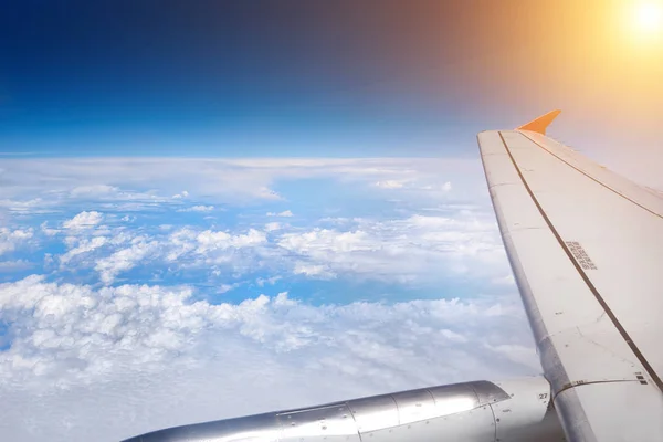 bulutlar üzerinde düzlemden görünümü güneş parlıyor, yüksek irtifa.