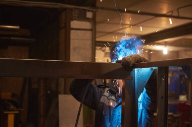 kaynakçı kaynak güç santrali için metal bir çerçeve.