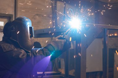 kaynakçı kaynak güç santrali için metal bir çerçeve.