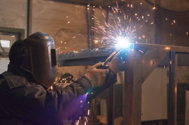 kaynakçı kaynak güç santrali için metal bir çerçeve.