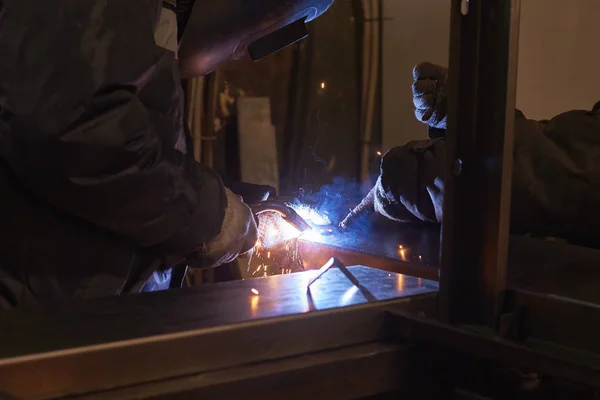 kaynakçı kaynak güç santrali için metal bir çerçeve.