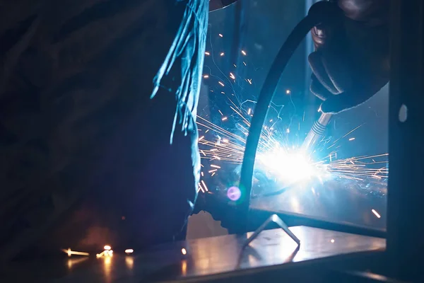 kaynakçı kaynak güç santrali için metal bir çerçeve.