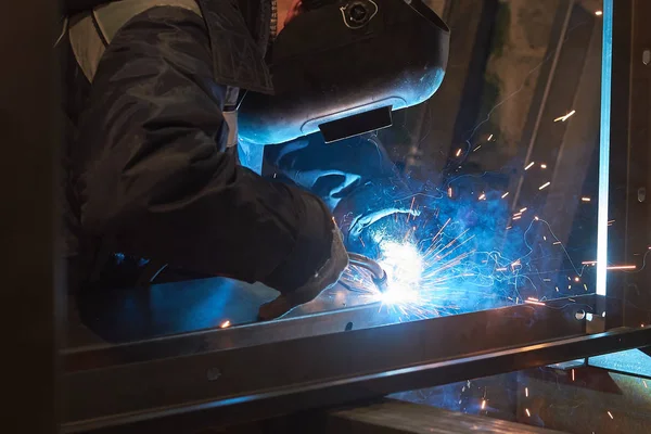 kaynakçı kaynak güç santrali için metal bir çerçeve.