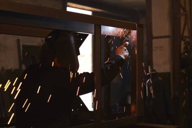 kaynakçı kaynak güç santrali için metal bir çerçeve.