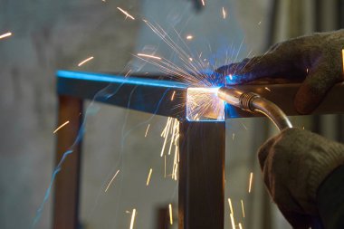 Metal parçalar, çok duman ve sparks, zararlılık, işçi Kaynakçı Kaynak