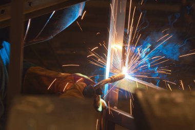 Metal parçalar, çok duman ve sparks, zararlılık, işçi Kaynakçı Kaynak