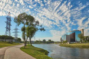Yüksek gerilim kuleleri yeşil bölgede.
