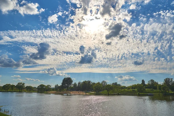 O sol põe-se sobre o lago. — Fotografia de Stock