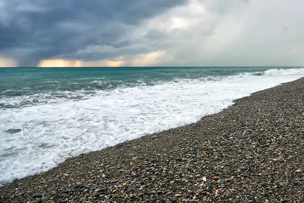 Denizde fırtına. Dalgalar, bulutlu gökyüzü.