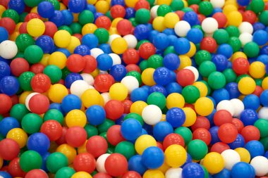 Oynamak ve zıplamak için çok sayıda renkli plastik top.