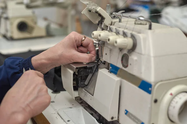 A woman sews on an electric sewing machine. — Stock Photo, Image