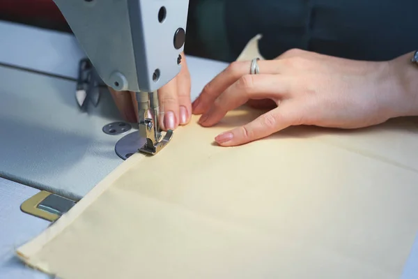 A woman sews on an electric sewing machine. — Stock Photo, Image