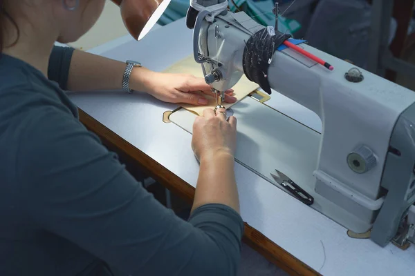 A woman sews on an electric sewing machine. — Stock Photo, Image