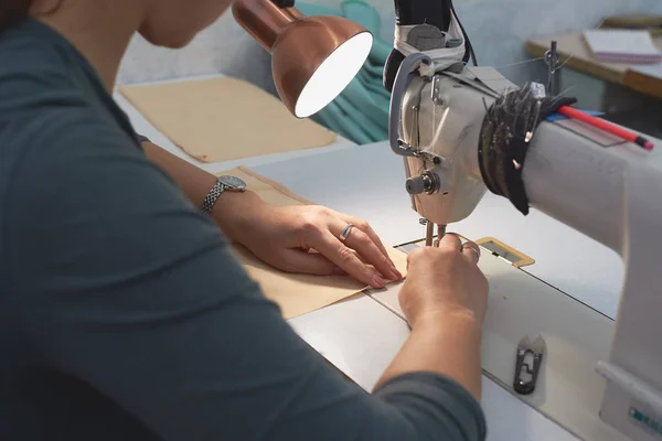 A woman sews on an electric sewing machine. — Stock Photo, Image