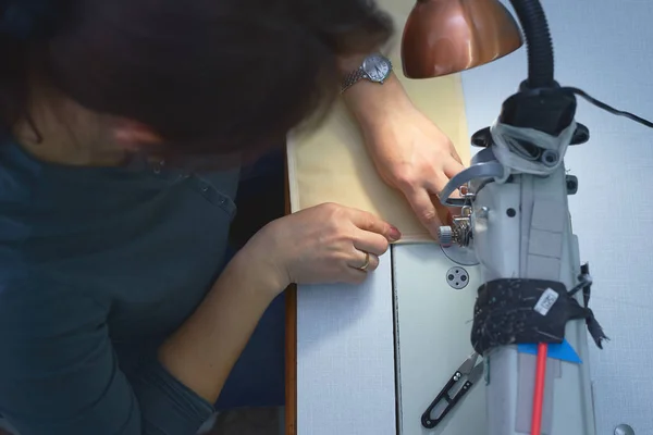 Женщина пришивает электрическую швейную машинку . — стоковое фото