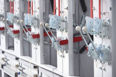 alt istasyon düğmeleri kapanıyor ve elektriği açıyor.