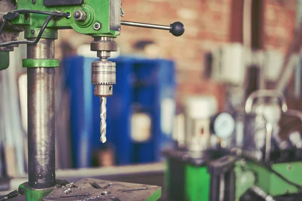 Sondaj makinesi atölyenin arka planına karşı.