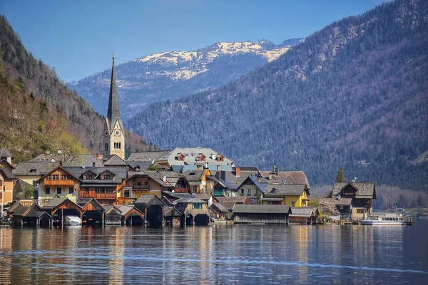 Ünlü destinasyonun doğal manzarasında bahar. Hallstattersee gölü ile Avusturya Alpleri Hallstatt köy, Maria Berg kilise Avusturya Avrupa. Avusturya'nın en eski ve en çok fotoğraflanan köyü.