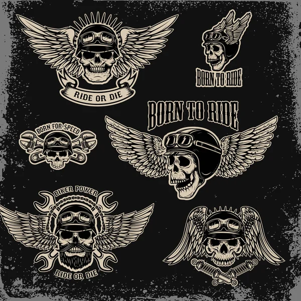 Zestaw Emblematów Dla Klubu Motocyklistów Skrzydlaty Ludzką Czaszkę Skrzydłami Logo — Wektor stockowy