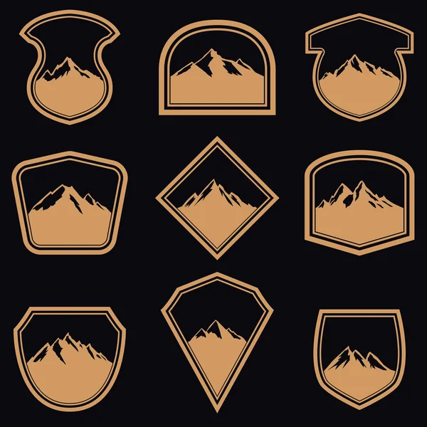 Набор Пустых Значков Горами Золотом Стиле Элементы Оформления Логотипа Этикетки — стоковый вектор