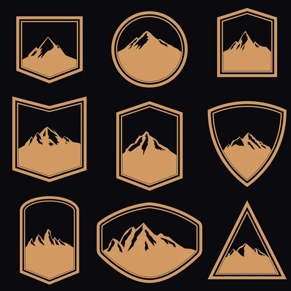Set Lencana Kosong Dengan Pegunungan Dengan Gaya Emas Desain Elemen - Stok Vektor