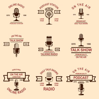 Podcast, radyo Amblemler mikrofon ile kümesi. Tasarım öğesi logosu, etiket, işaret, rozet, poster için. Vektör çizim