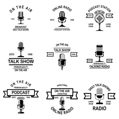 Podcast, radyo Amblemler mikrofon ile kümesi. Tasarım öğesi logosu, etiket, işaret, rozet, poster için. Vektör çizim