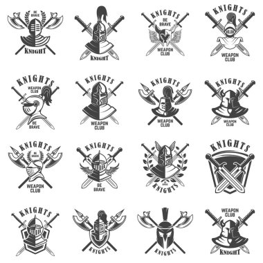Şövalyeler, kılıç ve kalkanlar Amblemler kümesi. Tasarım öğesi için logo, etiket, arma, işaret, poster, t gömlek. Vektör çizim