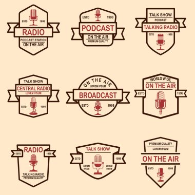 Podcast, radyo Amblemler mikrofon ile kümesi. Tasarım öğesi logosu, etiket, işaret, rozet, poster için. Vektör çizim