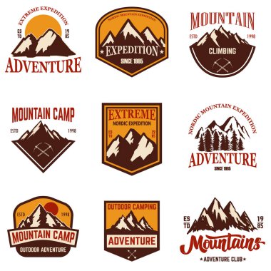 Dağ Amblemler kümesi. Hiking, turizm, aşırı sefer. Tasarım öğesi logosu, etiket, işaret, poster, kart, t gömlek için. Vektör çizim