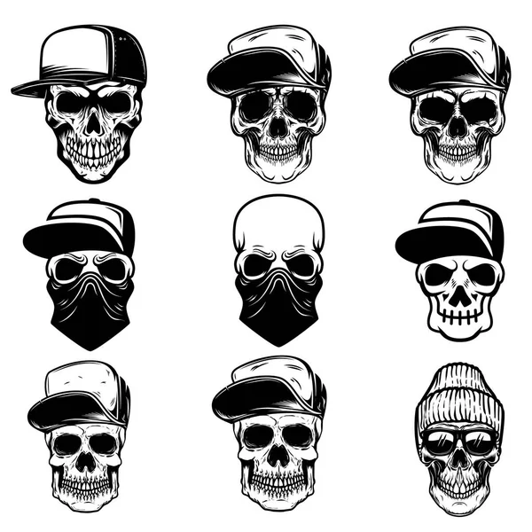 Conjunto de cráneos en gorra de béisbol y bandana. Elemento de diseño para logotipo, etiqueta, signo, cartel, pancarta . — Vector de stock