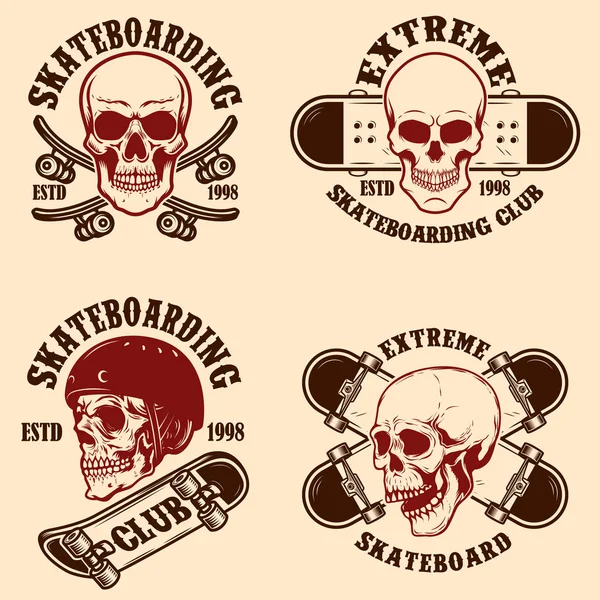 Conjunto de emblemas de clube de skate com crânios. Elemento de design para cartaz, logotipo, sinal, etiqueta, t-shirt . — Vetor de Stock