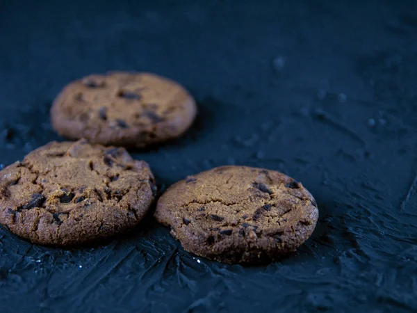 Schokoladenkekse auf einem dunklen Stein — Stockfoto