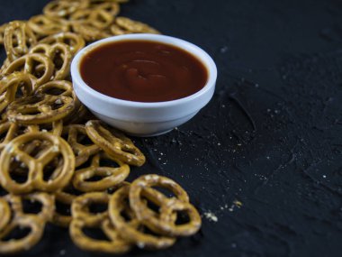 Bir taş üzerinde tuz ve sos ile Kraker