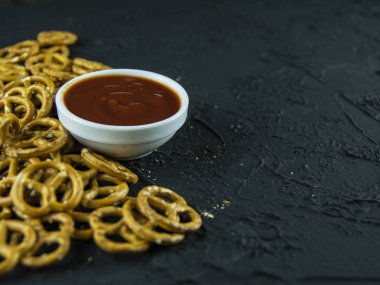 Bir taş üzerinde tuz ve sos ile Kraker