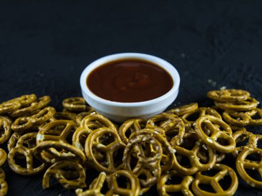 Bir taş üzerinde tuz ve sos ile Kraker