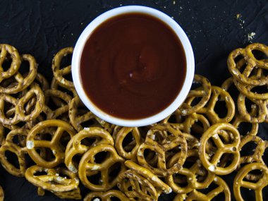 Bir taş üzerinde tuz ve sos ile Kraker