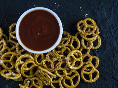 Bir taş üzerinde tuz ve sos ile Kraker