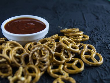 Bir taş üzerinde tuz ve sos ile Kraker