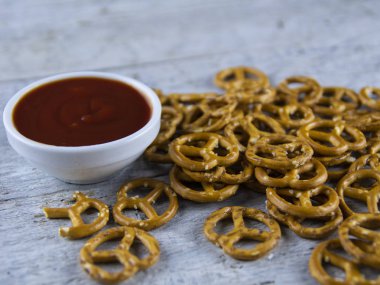 Bir ahşap tuz ve sos ile Kraker