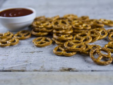 Bir ahşap tuz ve sos ile Kraker