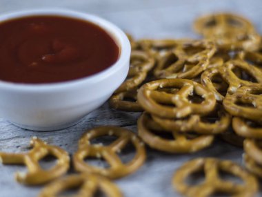 Bir ahşap tuz ve sos ile Kraker