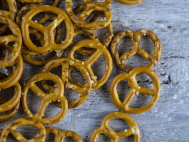 Bir ahşap tuz ve sos ile Kraker