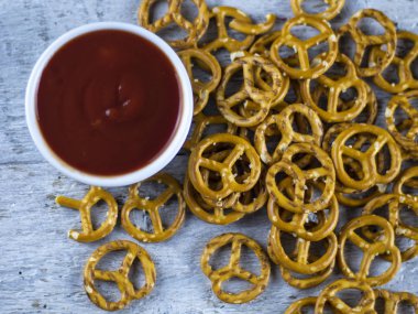 Bir ahşap tuz ve sos ile Kraker