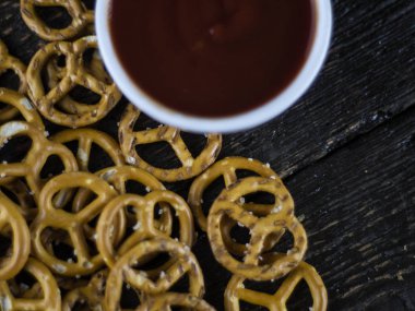 Bir ahşap tuz ve sos ile Kraker