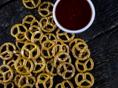 Bir ahşap tuz ve sos ile Kraker