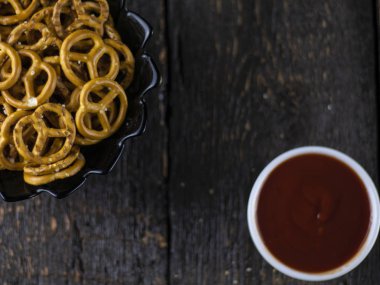 Bir ahşap tuz ve sos ile Kraker