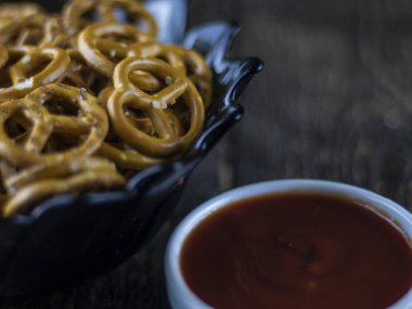 Bir ahşap tuz ve sos ile Kraker