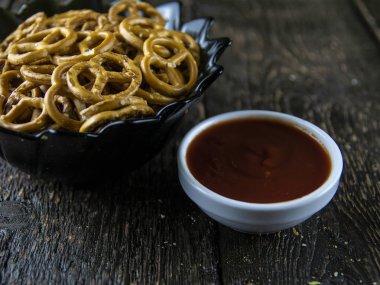 Bir ahşap tuz ve sos ile Kraker