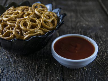 Bir ahşap tuz ve sos ile Kraker